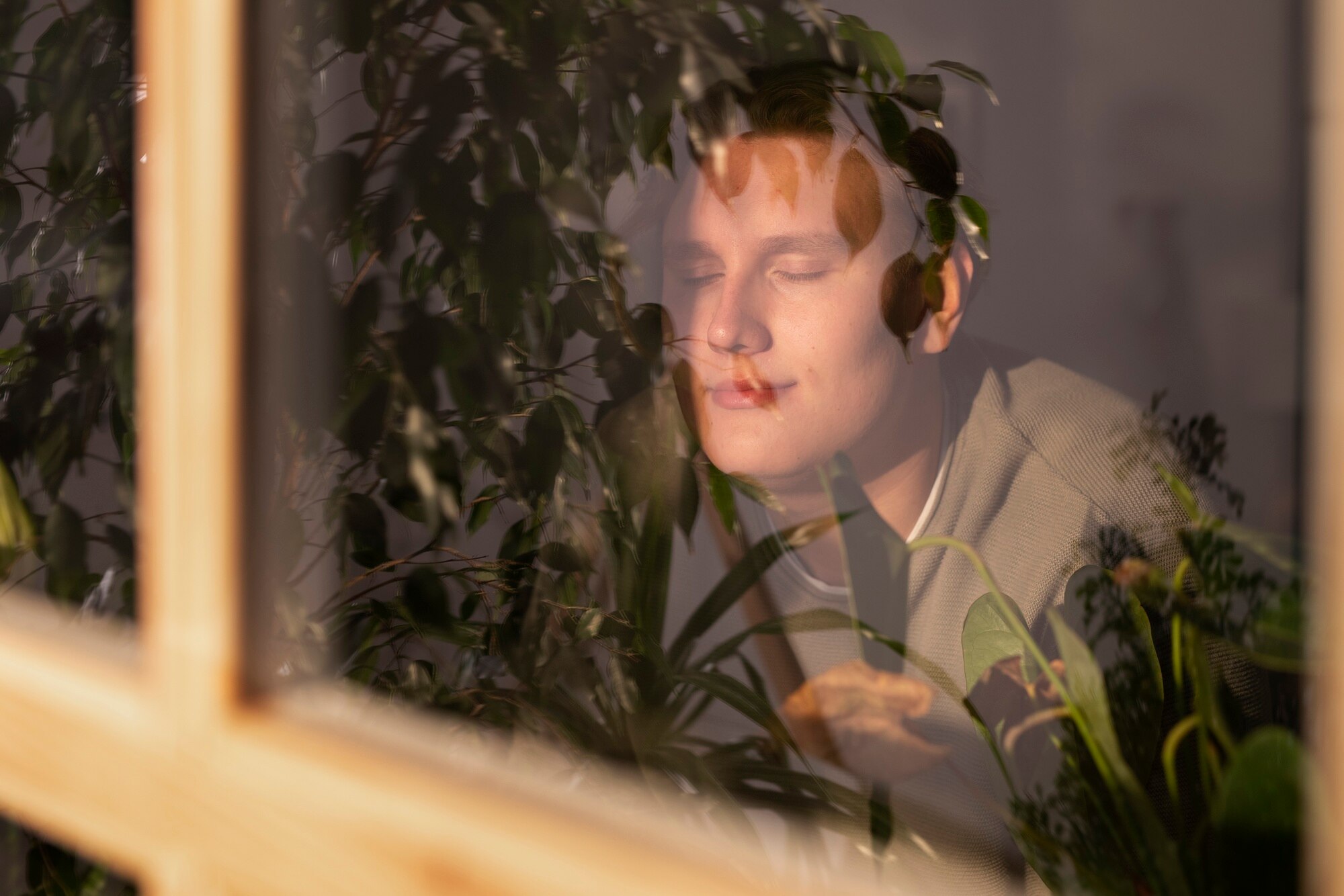 Peisaj urban nocturn cu trafic aglomerat și lumini de mașini